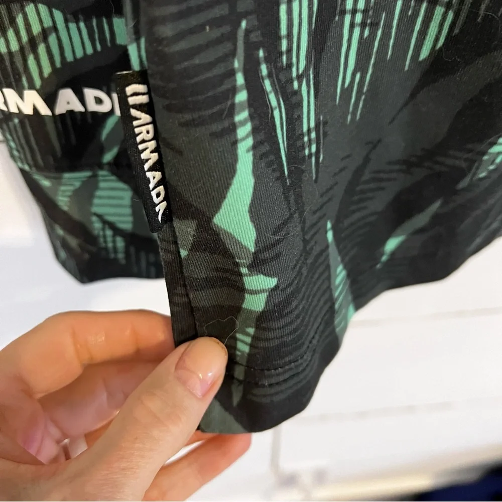 Armada Palm Long Sleeve Athletic Top. Size Small. - Picture 9 of 10